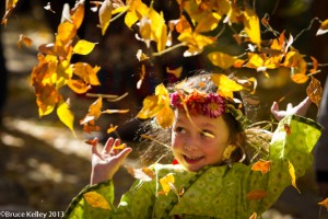 Jeune fille éveillant l'intendance à travers la nature à l'école de Denver Waldorf